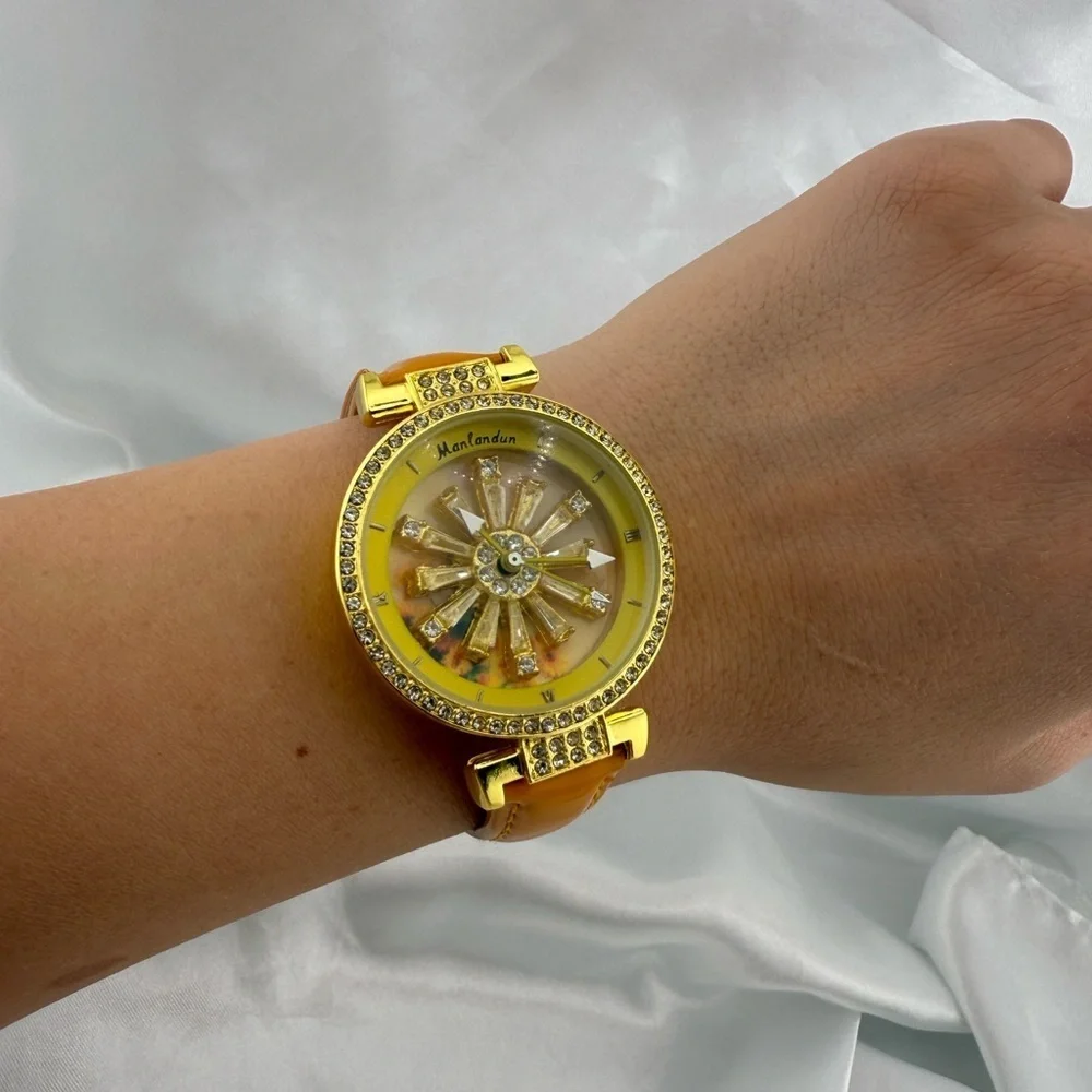 Luxury Gold Crystal Women’s Watch • Sparkling Dial • Elegant Fashion Accessory
